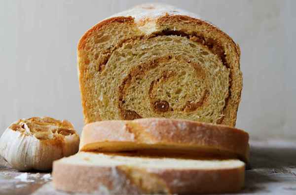 Semolina garlic swirl bread