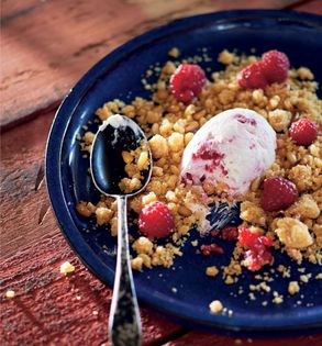 Semolina helva with raspberry iced yoğurt (Dondurmali helva)