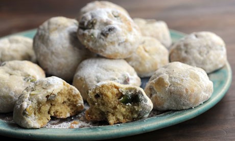 Semolina nut cookies