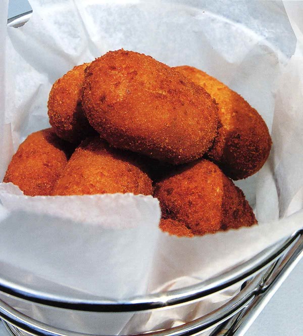 Serrano ham and chicken fritters (Croquetas de jamón serrano y pollo)