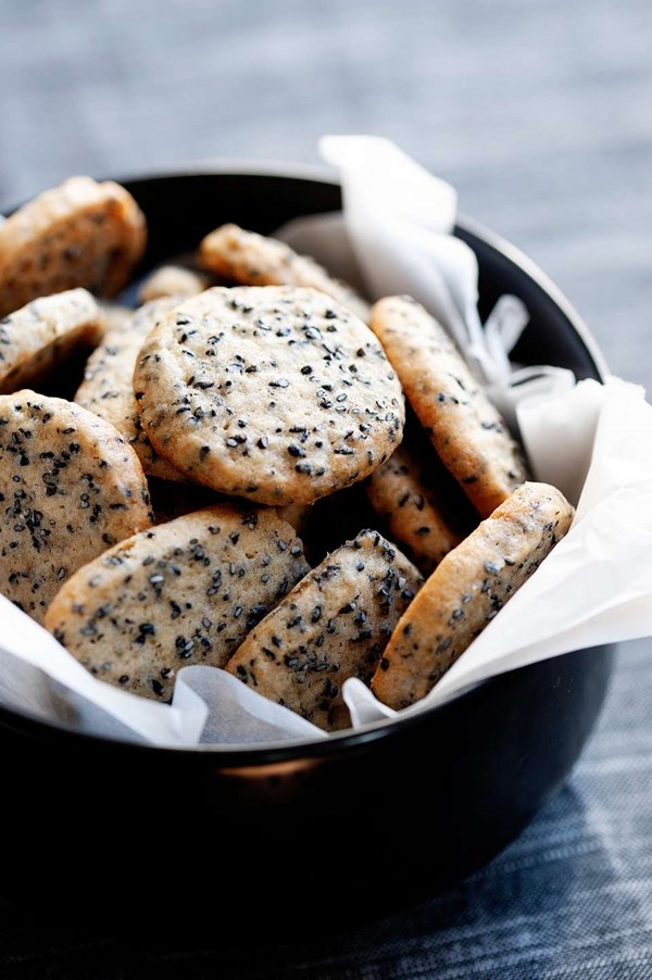 Sesame crisp cookies