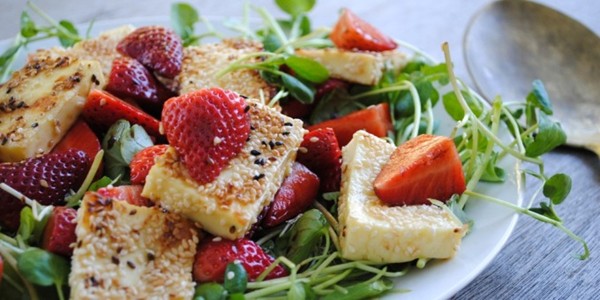 Sesame-crusted haloumi and strawberry salad
