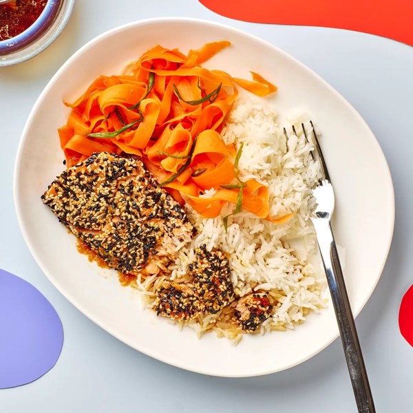 Sesame-crusted salmon bowls 