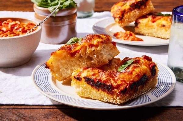 Sesame-crusted spicy pizza