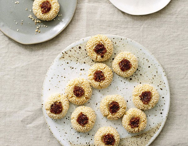 Sesame, fennel & fig biscuits