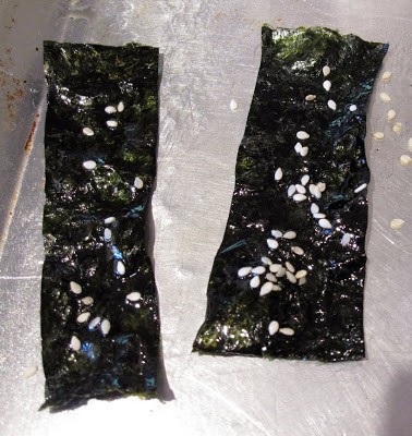Sesame-garlic nori chips