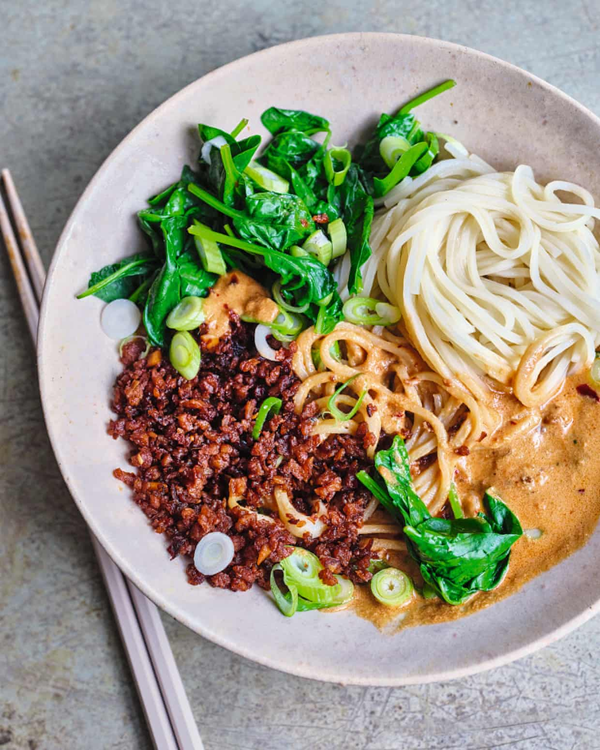 Sesame noodles with spicy fried soya mince