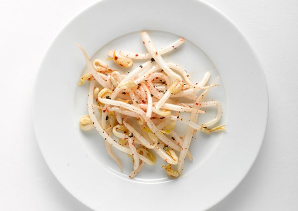 Sesame-pepper bean sprouts