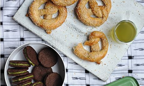 Sesame pretzels
