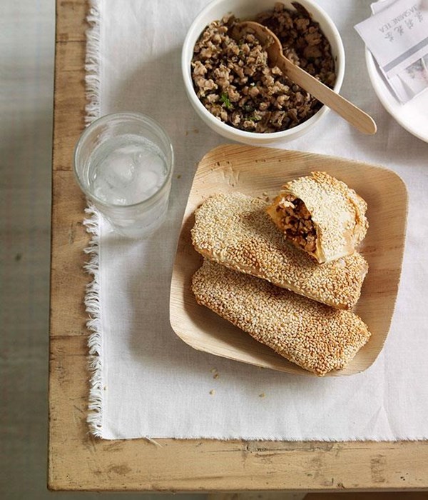 Sesame seed pocket 'pita' bread with chicken (Chazhi shaobing)