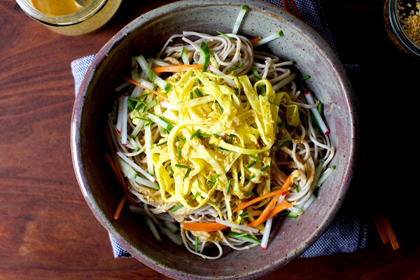 Sesame soba and ribboned omelet salad