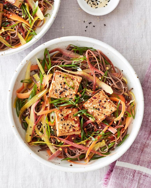 Sesame soba noodle bowl with crispy tofu