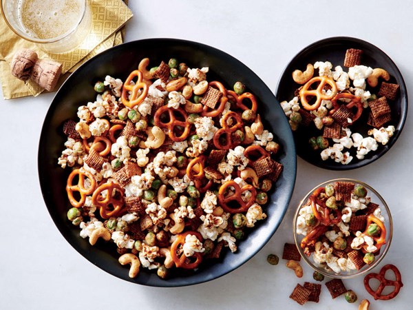 Sesame-soy nut and pretzel mix