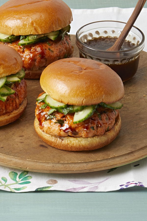 Sesame-soy salmon burgers