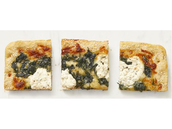 Sesame white pizza with spinach 
