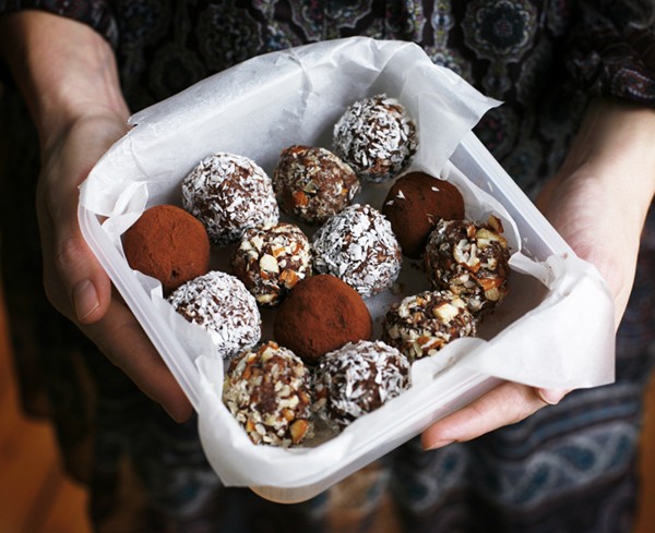 Seven minute choco-almond truffles