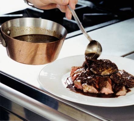 Shallot & red wine sauce