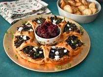 Shallot puff pastry crown (vegan Christmas dinner)