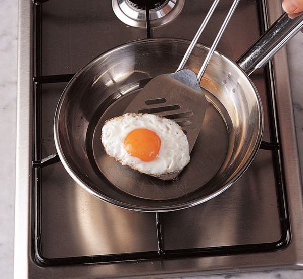 Shallow-frying eggs