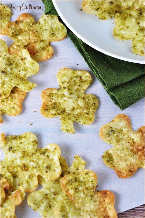 Shamrock wonton crackers