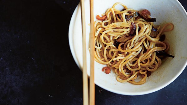 Shanghai noodles with dried shrimp and spring onion oil (Kai yang cong you mian)