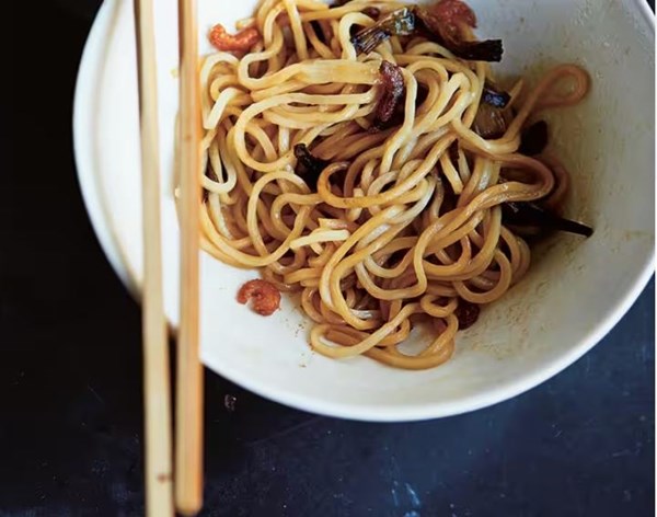 Shanghai noodles with dried shrimp and spring onion oil (Kai yang cong you mian)