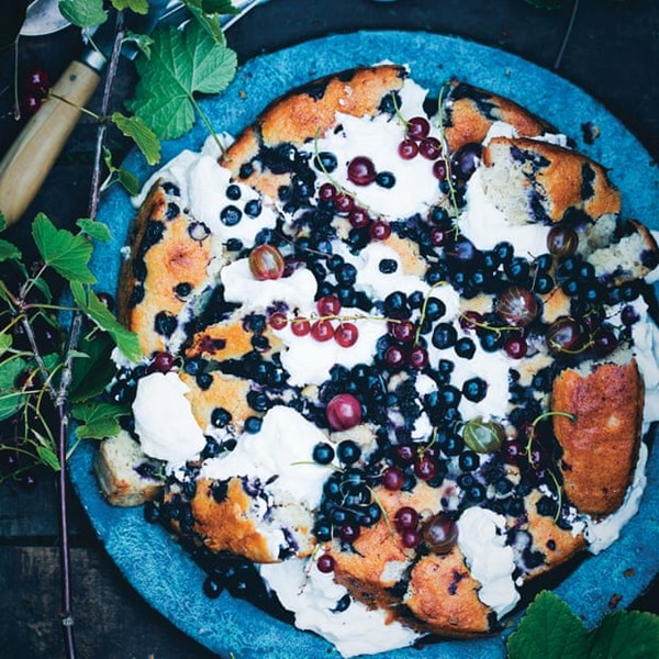 Shattered blueberry and yoghurt cake