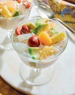 Shaved ice dessert with tropical fruits (Es teler)