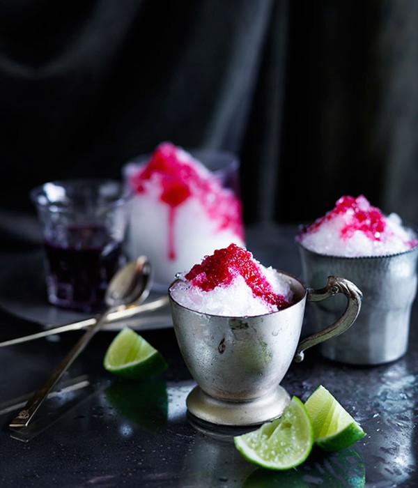 Shaved ice with cherries, gin and lime