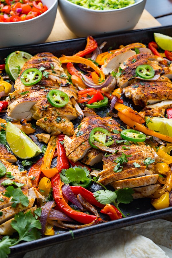 Sheet pan chicken fajita nachos