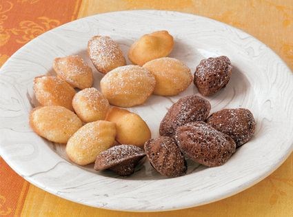 Shell-shaped tea cakes (Madeleines)