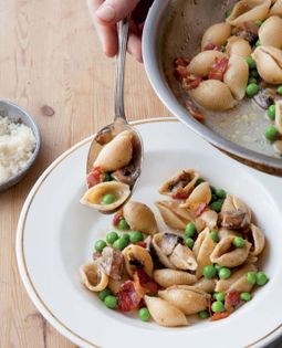 Shells with mushrooms, peas & bacon