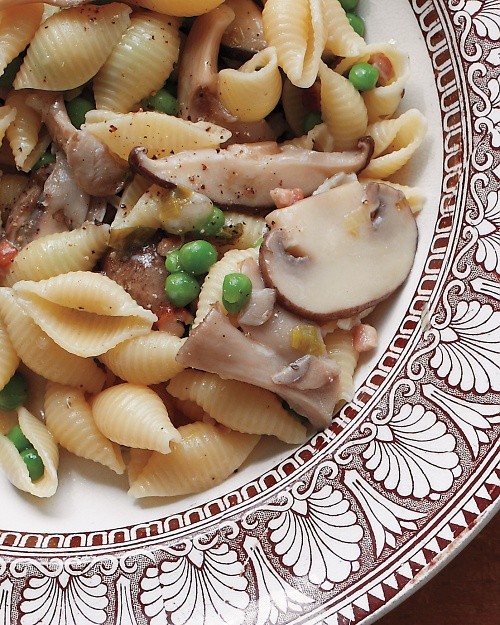 Shells with peas and mushrooms