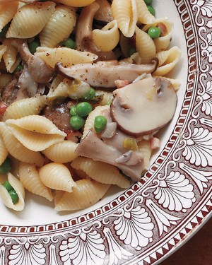 Shells with young peas and mushrooms (Conghiglie con piselle e funghi)