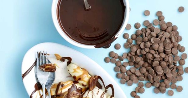 Shiny chocolate sauce
