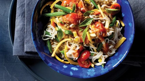 Shirataki noodles with green beans and tomatoes