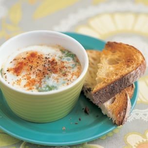 Shirred eggs with spinach and paprika