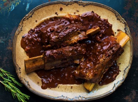 Short ribs in black sauce with chocolate and cacao (Costillos de res en salsa de asado negro)