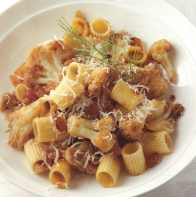 Short rigatoni with cauliflower, anchovies and raisins