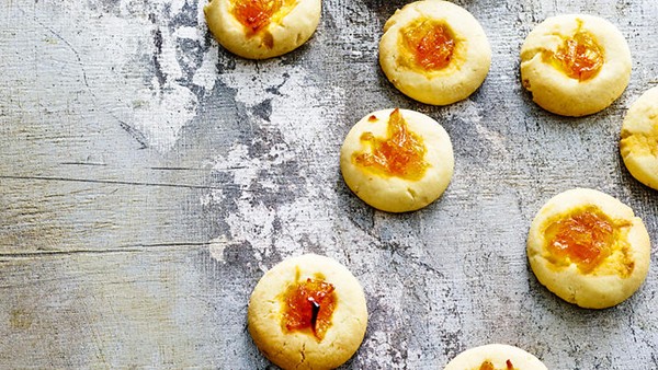 Shortbread biscuits with pineapple jam (Mantecaditos)