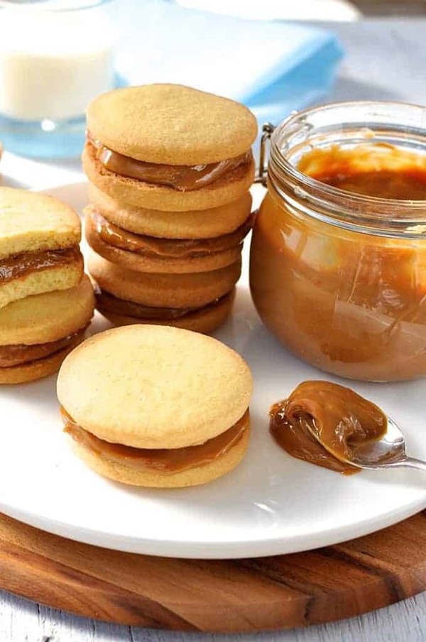 Shortbread cookie sandwich with dulce de leche (Alfajores)