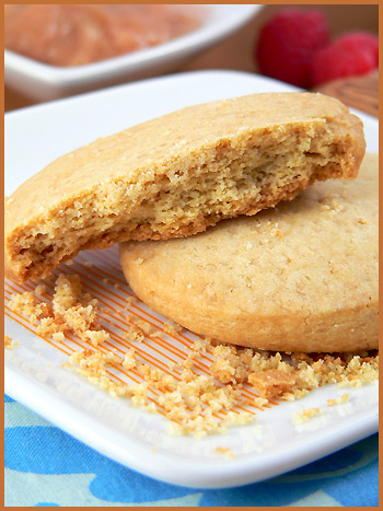 Shortbread cookies and rhubarb compote (Sablés et compote de rhubarbe)