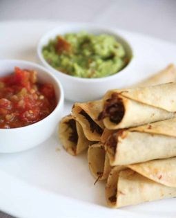 Shredded beef flautas (Flautas de carne deshebrada)