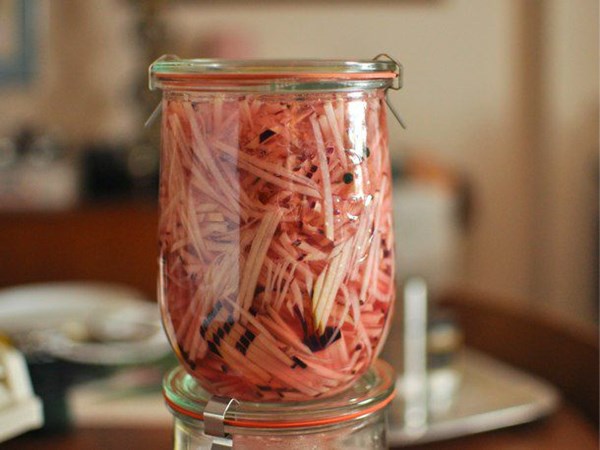 Shredded kohlrabi quick pickle 