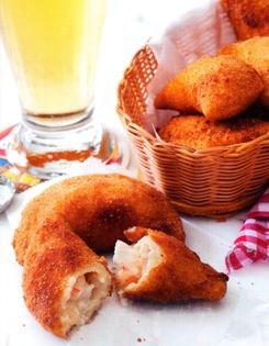 Shrimp and catupiry cheese turnovers (Rissoles de camarão com catupiry)