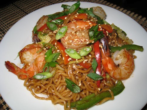Shrimp and fried noodles (Ebi yakisoba)