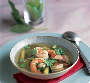 Shrimp and lemongrass soup (Tome yum goong)