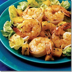 Shrimp and mango salad with spicy Thai dressing