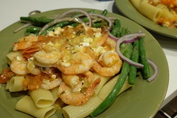 Shrimp Greek-style with rigatoni (Crevettes à la mode Grecque avec rigatoni)