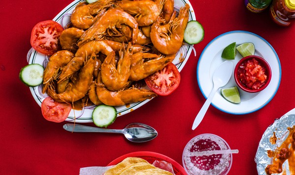 Shrimp in buttery hot sauce (Camarones cucaraches)